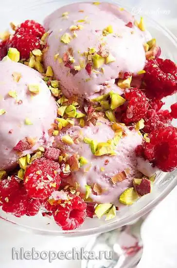 Мороженое с козьим сыром и малиной