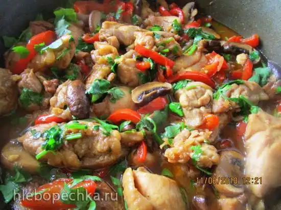 Филе курицы с овощами на сковороде
