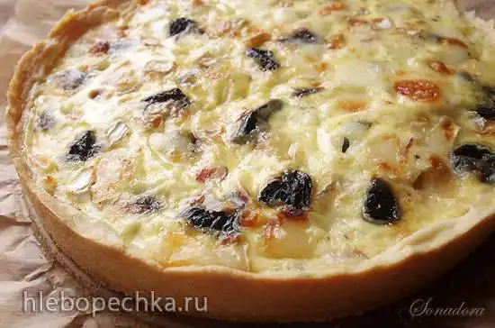 Киш с черносливом, беконом и камамбером