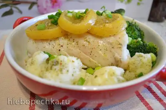 Треска на пару на яблочной подушке под замороженными лимонами