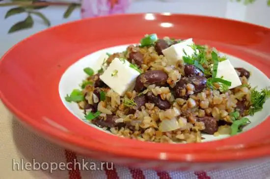 Гречка с луком, фасолью и домашним мягким сыром