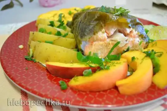 Форель и семга, отваренные на пару в хреновых листьях