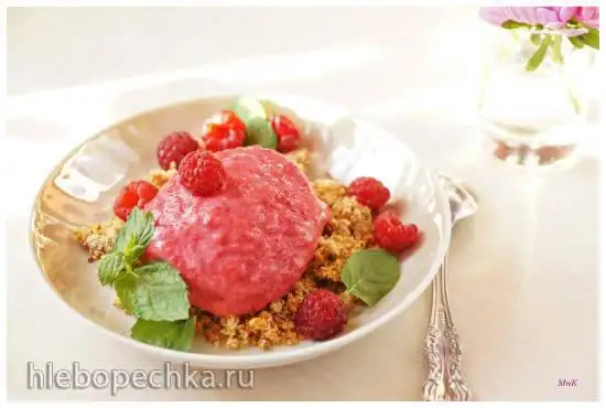 Замороженный йогурт с малиной и орехами