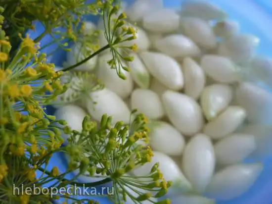 Маринованный мелкий лук