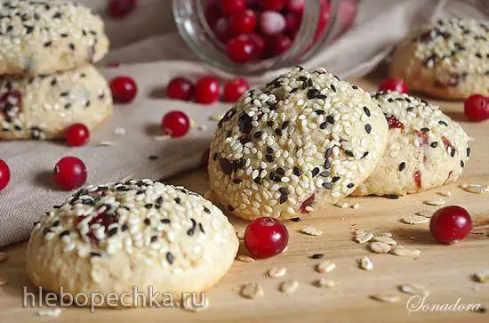 Овсяное печенье с клюквой и кунжутом