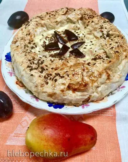 Пирог из лаваша с творогом, грушами и сливой