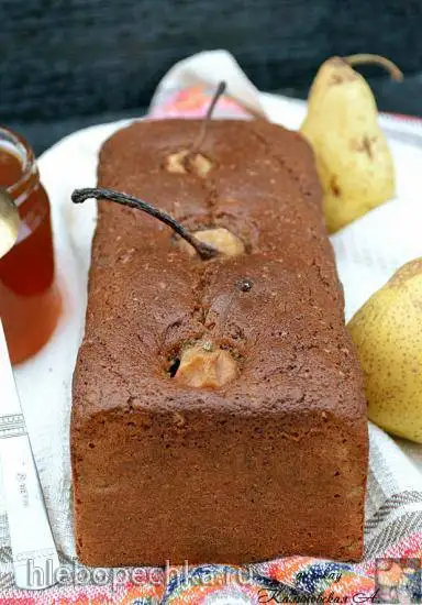 Имбирный кекс с грушами и сиропом