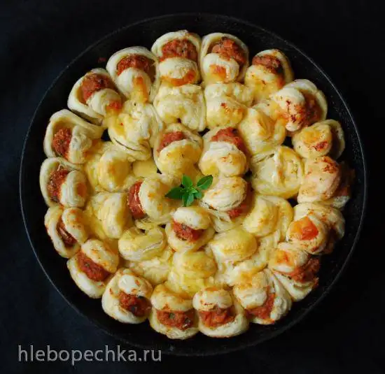 Пирог из слоеного теста с фаршем и сыром