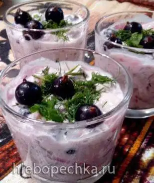 Закуска из сельди под соусом из смородины и сметаны