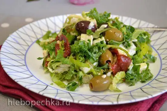 Салат с капустой кейл, вялеными томатами, овечьим сыром (для вегетарианцев)