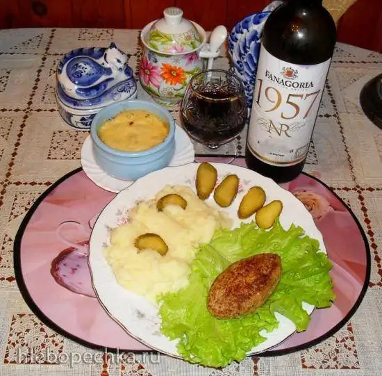 Вкусный ужин: Котлеты особые с начинкой, с картофельным пюре и жульеном