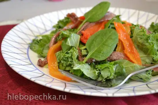 Салат с капустой кейл, шпинатом, перцем, и анчоусами