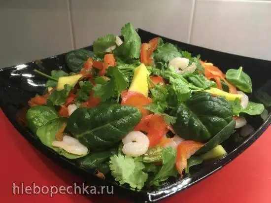 Салат с манго (ананасом) и медово-лаймовой заправкой - зеленый свежий изысканный с азиатским колоритом