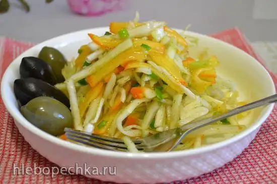 Салат из белокочанной капусты с вяжущей хурмой