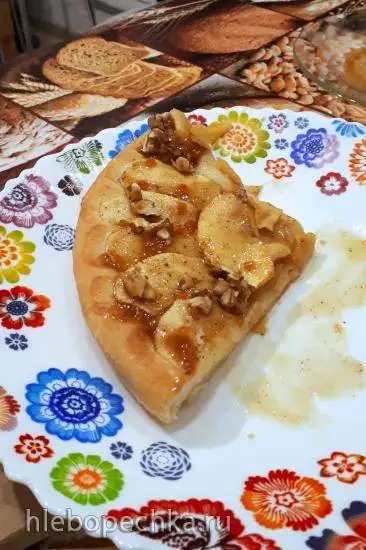 Пирог с яблоками, грецкими орехами и корицей под апельсиновым соусом