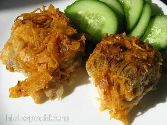 Хек, запеченный под овощным соусом