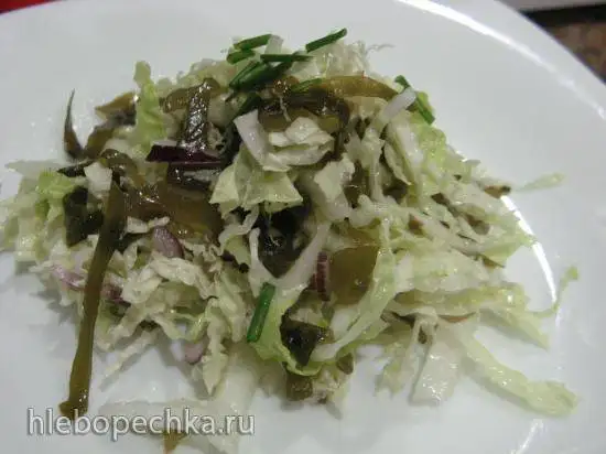 Салат из пекинской и морской капусты с красным луком