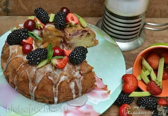 Сметанный кекс с клубникой и ревенем