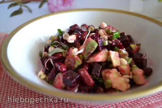 Салат витаминный из свеклы, авокадо, проростков маша