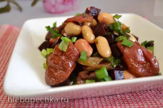 Салат свекольный с фасолью, огурцом, вялеными томатами