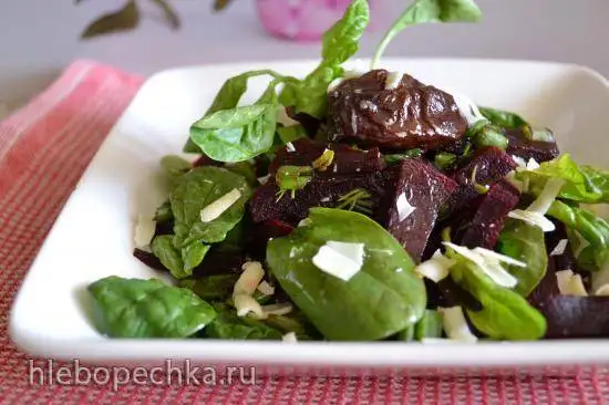 Салат свекольный со шпинатом, сыром, вяленым черносливом