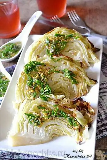 Молодая капуста с горчичным соусом, запеченная в духовке