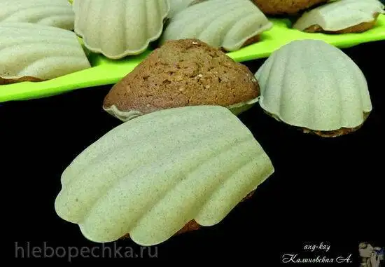 Мадлен с чаем матча и шоколадной глазурью