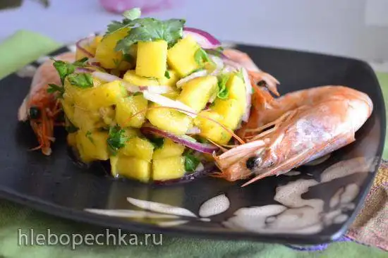 Салат из спелого манго с красным луком и кинзой