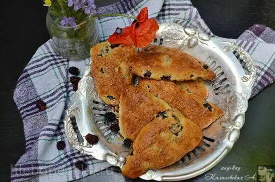 Сметанные сконы с шелковицей