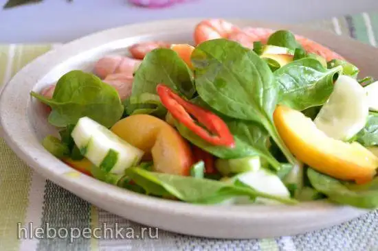 Салат со шпинатом, огурцами и персиком