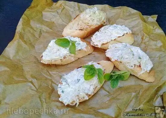 Брускетта с луком-пореем и творожным сыром