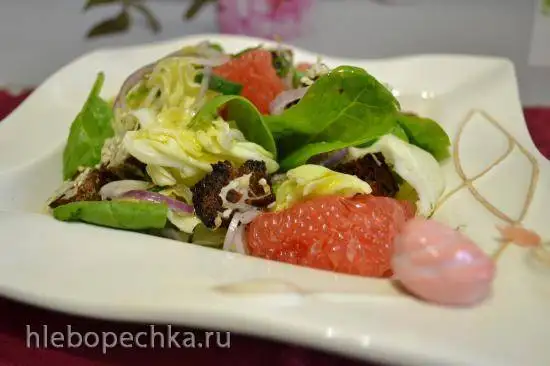 Салат со шпинатом, белокочанной капустой, грейпфрутом и ржаными сухариками