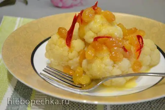 Цветная капуста на пару под пряным изюмом
