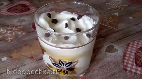 Десерт в стакане с печеньем и фруктами