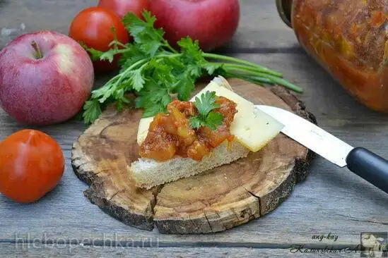 Релиш из помидоров и яблок с финиками и изюмом