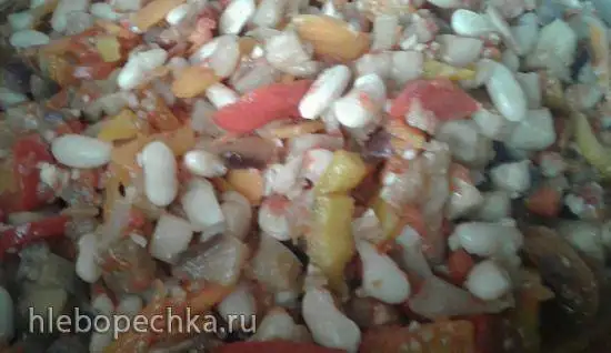 Салат с баклажанами и белой фасолью (на зиму)