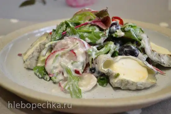 Салат листовой с редисом, виноградом, простоквашей