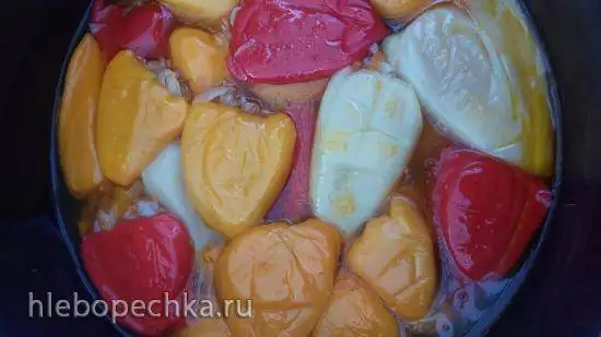 Болгарский перец, фаршированный томлеными овощами, квашеный