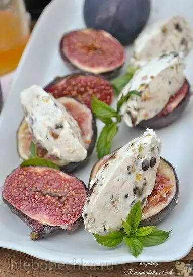 Инжир с творожным сыром, финиками, фисташками и шоколадом