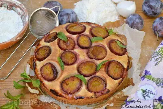 Миндальный пирог со сливой