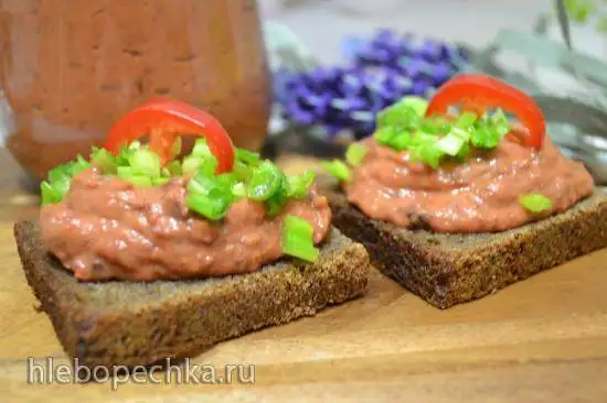 Паштет из красной фасоли с вялеными томатами и запеченными перцами