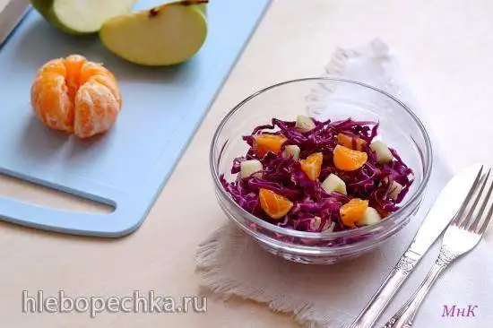 Салат из краснокочанной капусты, яблок и мандарина