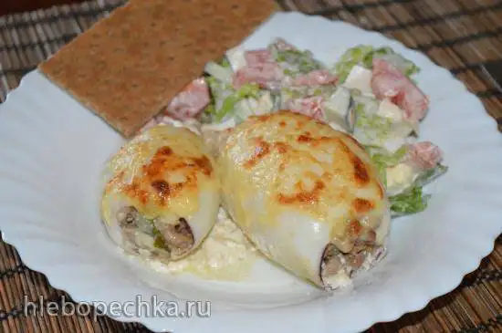 Кальмары, фаршированные рисом и курицей