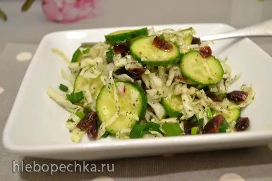 Салат из белокочанной капусты с огурцом и вяленой клюквой
