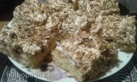 Лимонное пирожное «Софи Лорен» с грецкими орехами, изюмом и безе