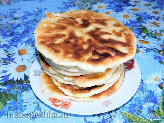 Быстрые лепёшки на кефире с яйцами и сулугуни (или с любой другой начинкой)