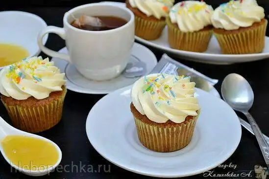 Капкейки  с черным чаем и медовым кремом