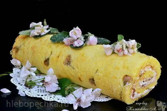 Бисквитный рулет с яблочным кремом и яблоками в карамели