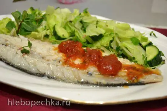 Сибас на пару под красным соусом и с зеленым салатом