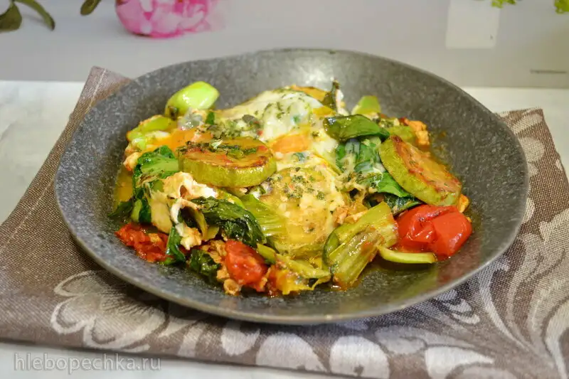 Яичница с кабачками и капустой пак-чой